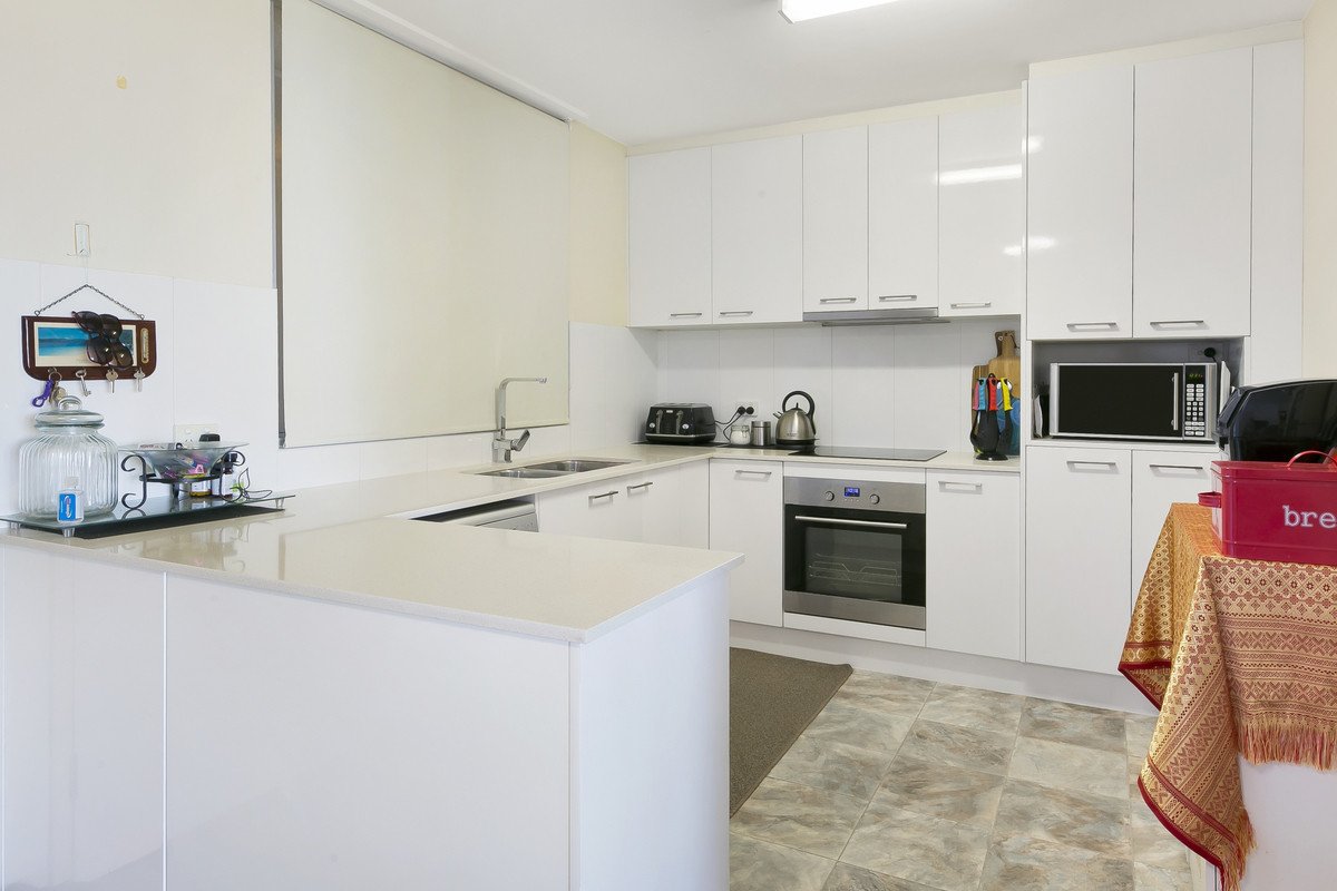 10/100 The Esplanade Burleigh Heads 8