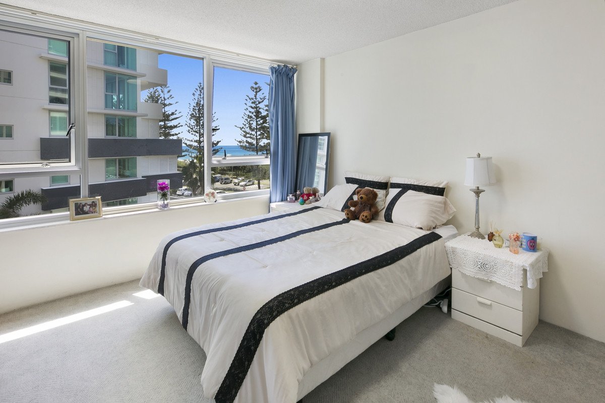 10/100 The Esplanade Burleigh Heads 9