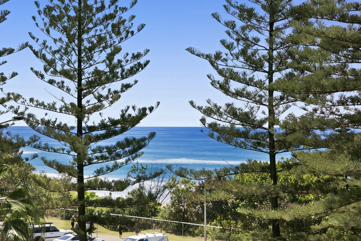 10/100 The Esplanade Burleigh Heads 11