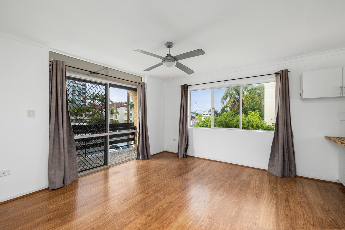 10/126 The Esplanade Burleigh Heads 3