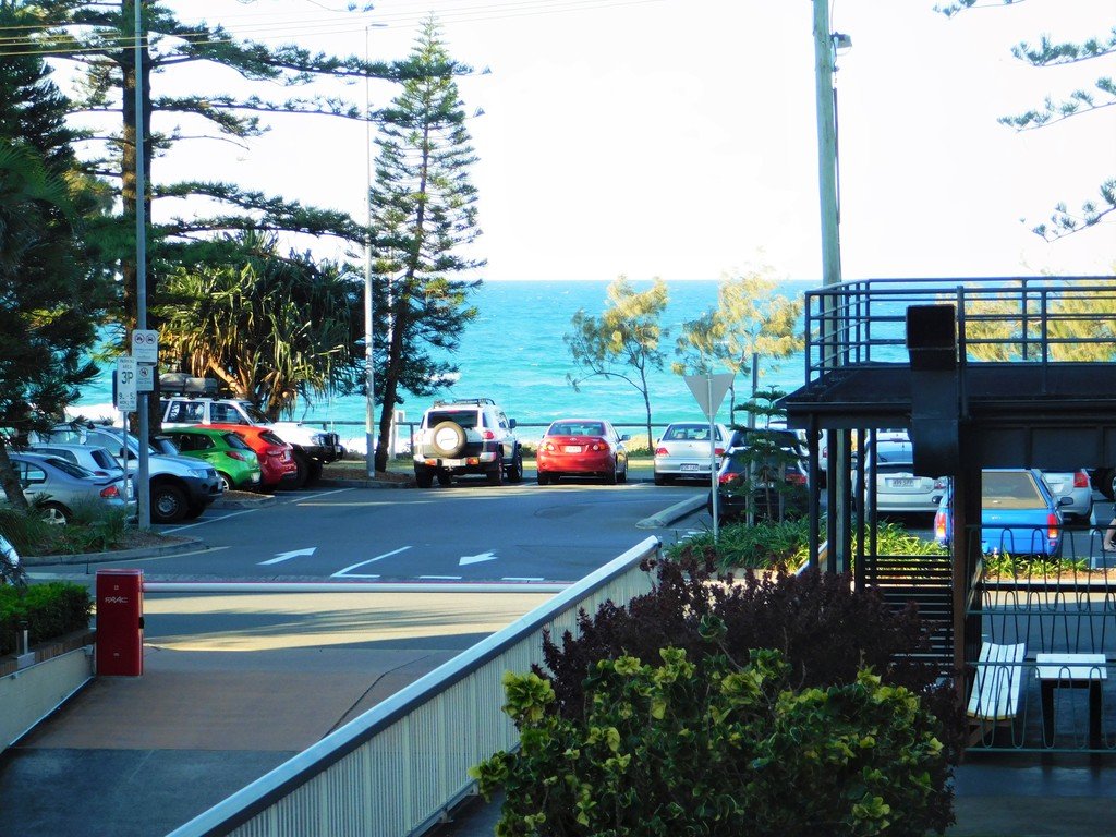 10/14 The Esplanade "Bamboo Court" BURLEIGH HEADS 1