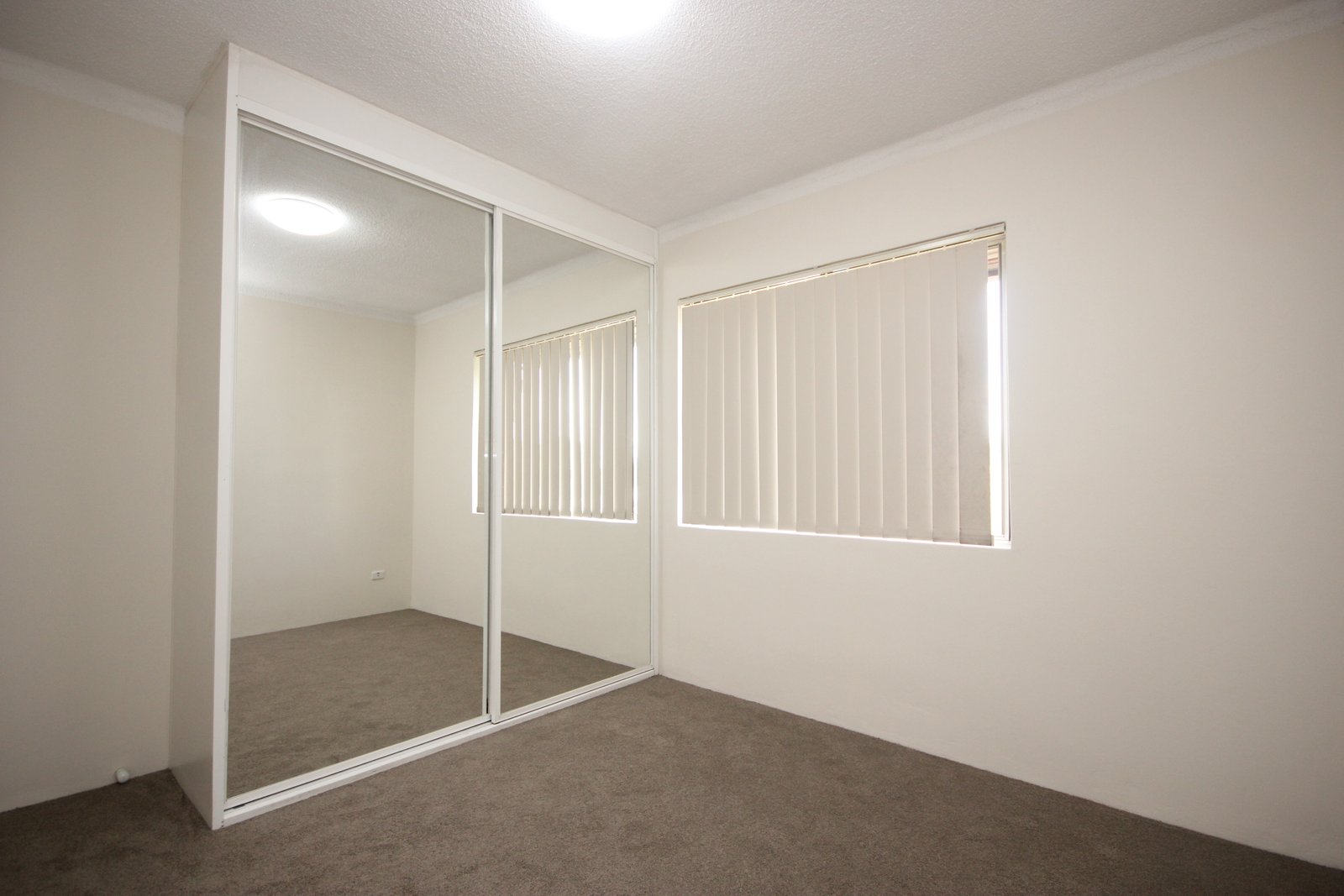 10/142 Chuter Avenue SANS SOUCI 5