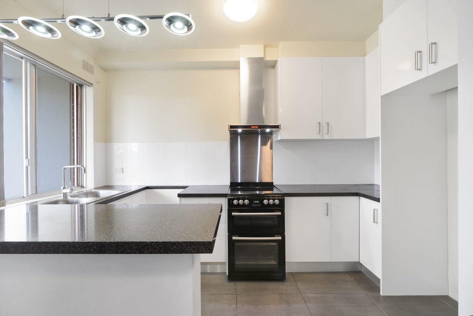 10/146-148 Chuter Avenue SANS SOUCI 3