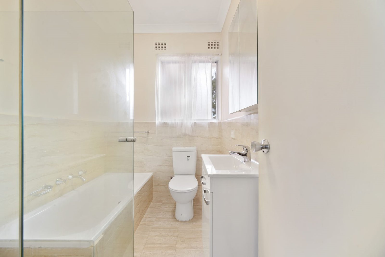 10/146-148 Chuter Avenue SANS SOUCI 5