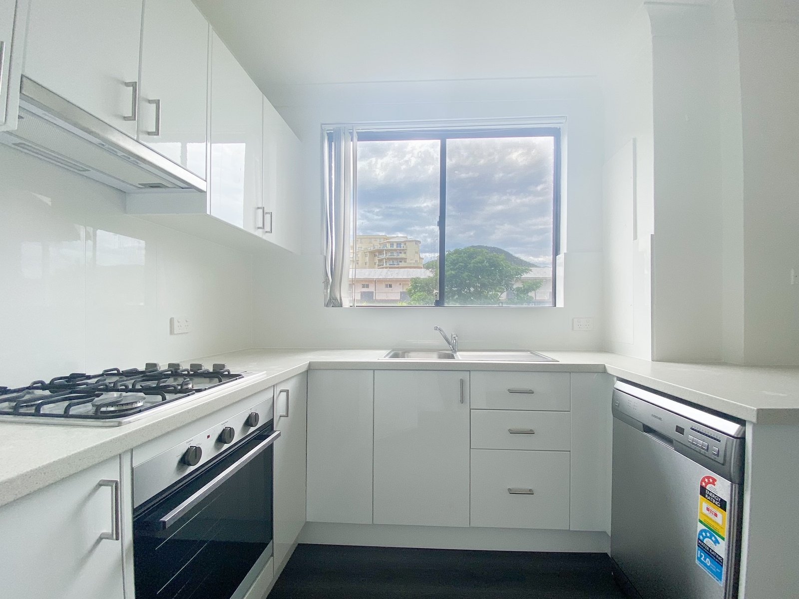 10/16 Messines Street SHOAL BAY 2