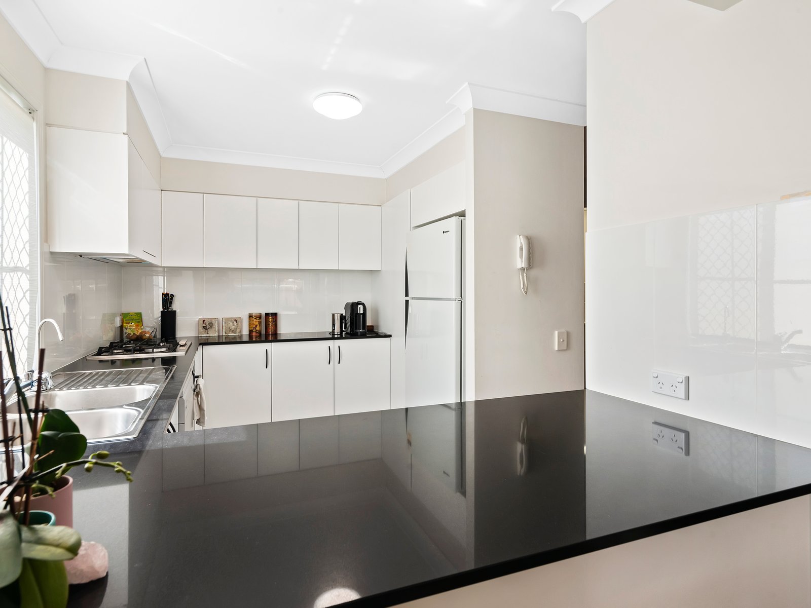 10/2 Beachcomber Court BURLEIGH WATERS 4