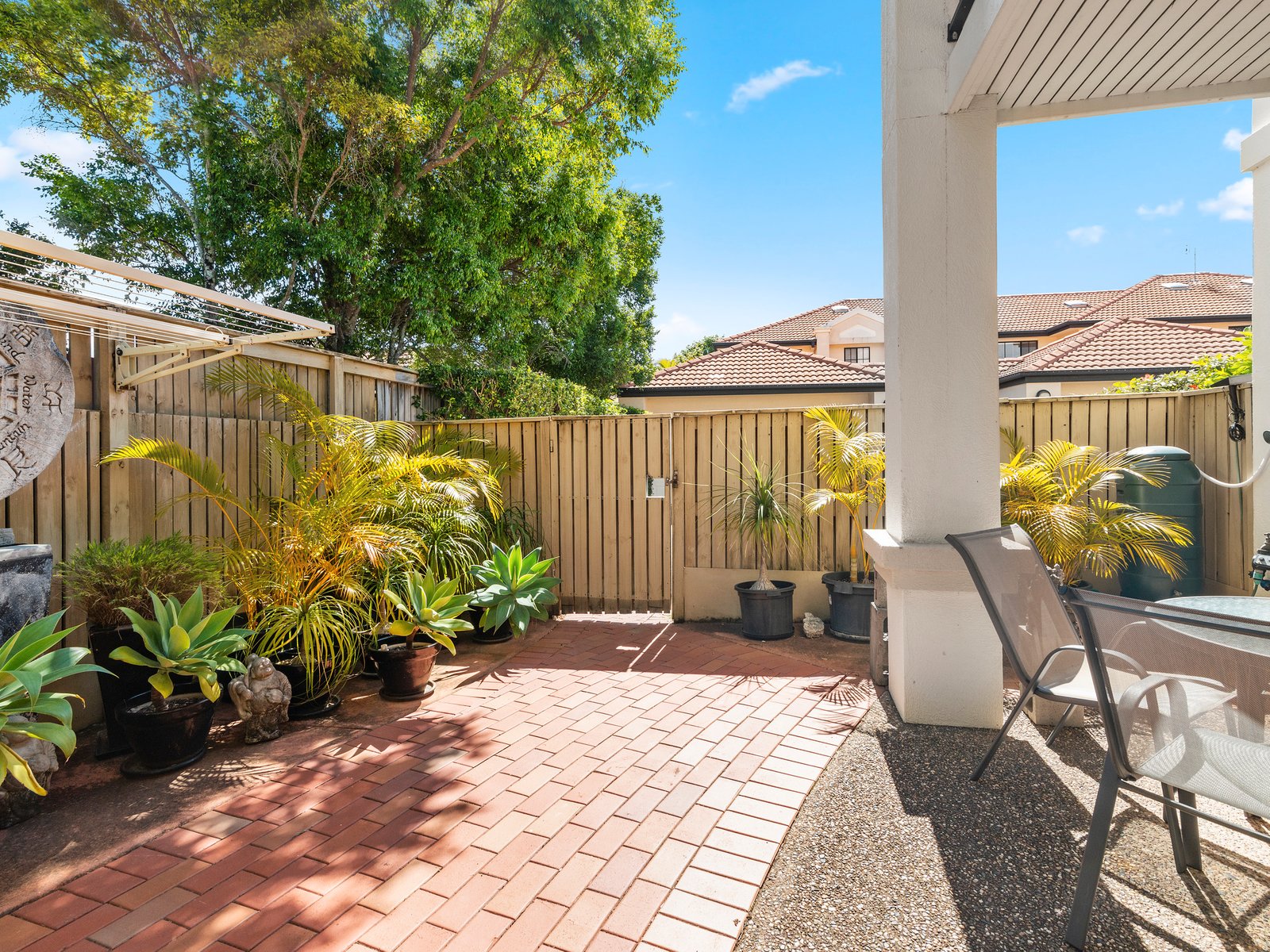 10/2 Beachcomber Court BURLEIGH WATERS 8