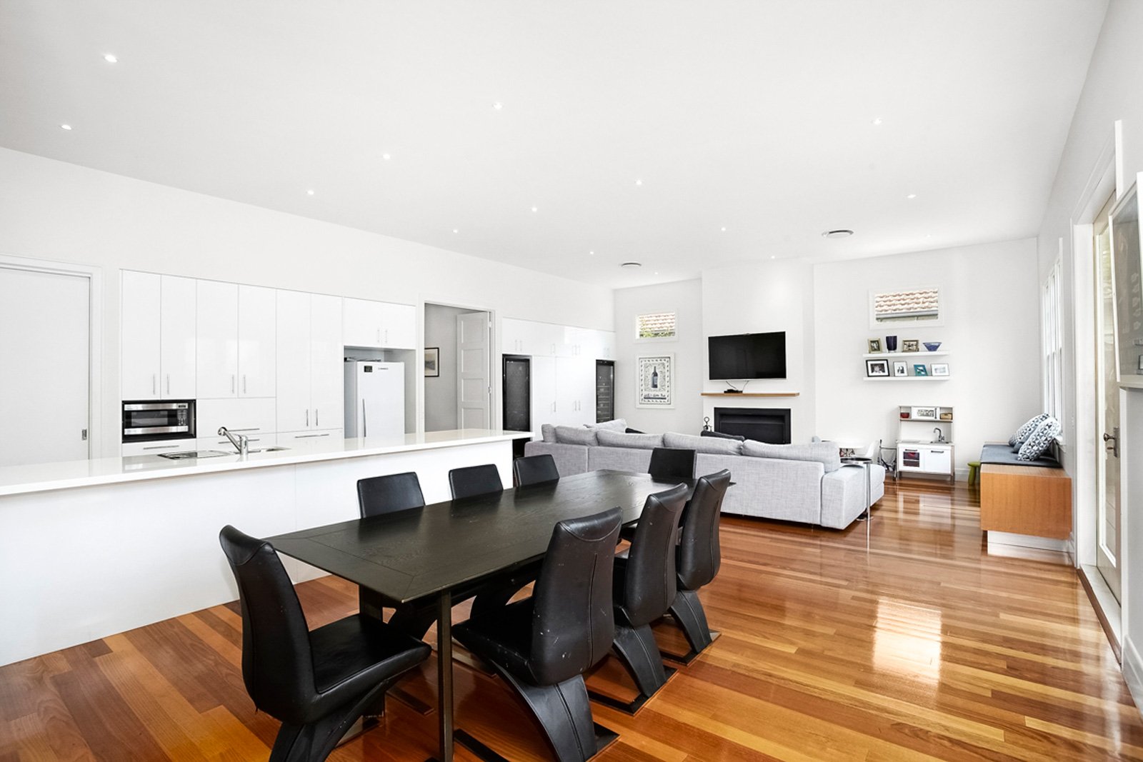 Gallery: 102 Head Street