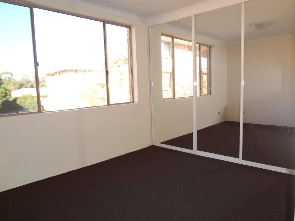 10/2 Riverpark Drive LIVERPOOL 5