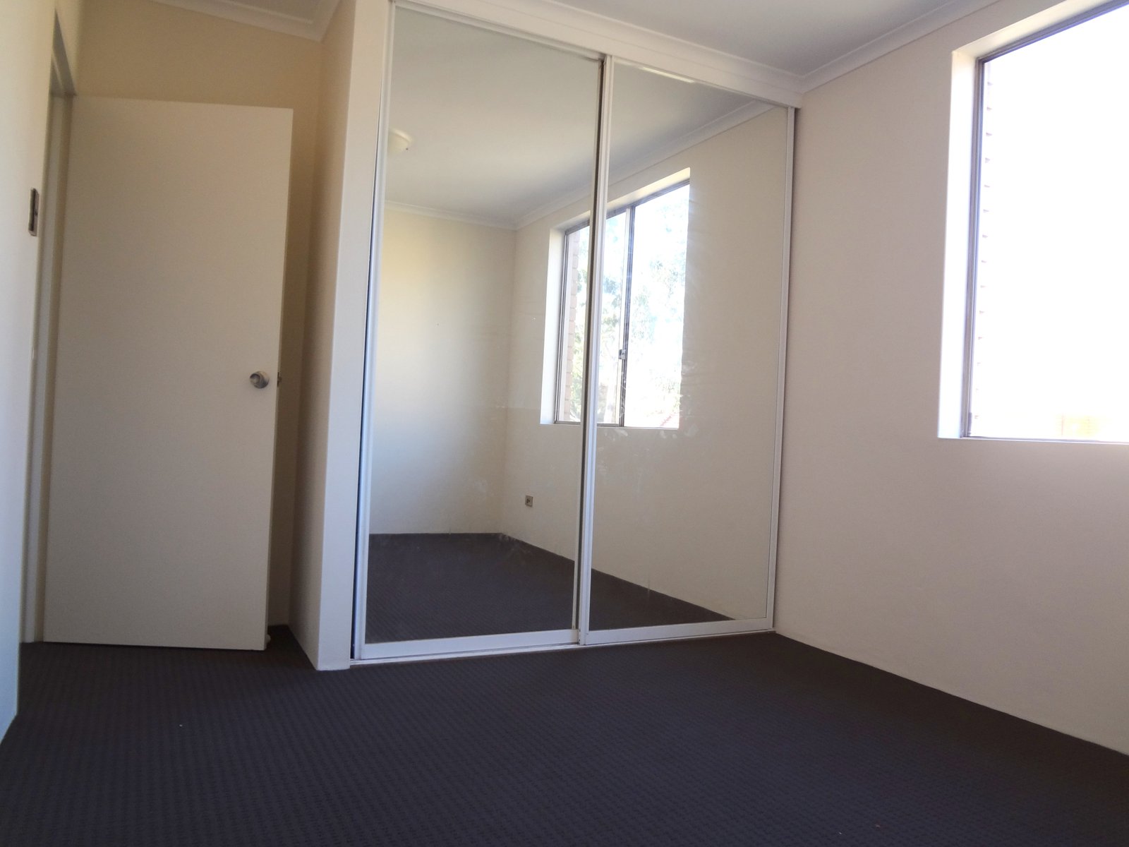 10/2 Riverpark Drive LIVERPOOL 6