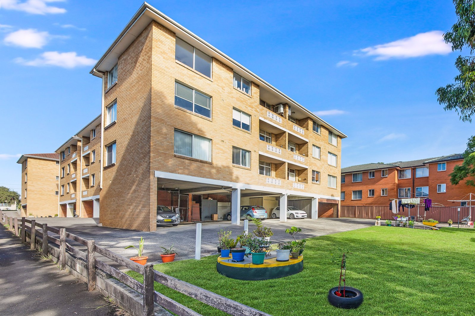 10/25 Phillip St  ROSELANDS 2