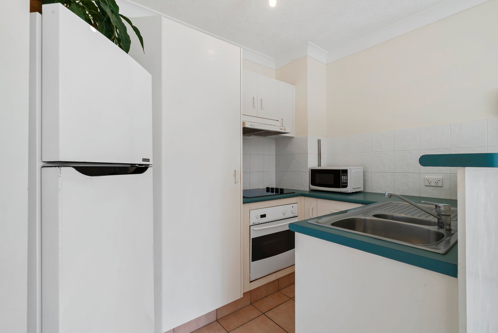 10/27-29 Dutton Street COOLANGATTA 4