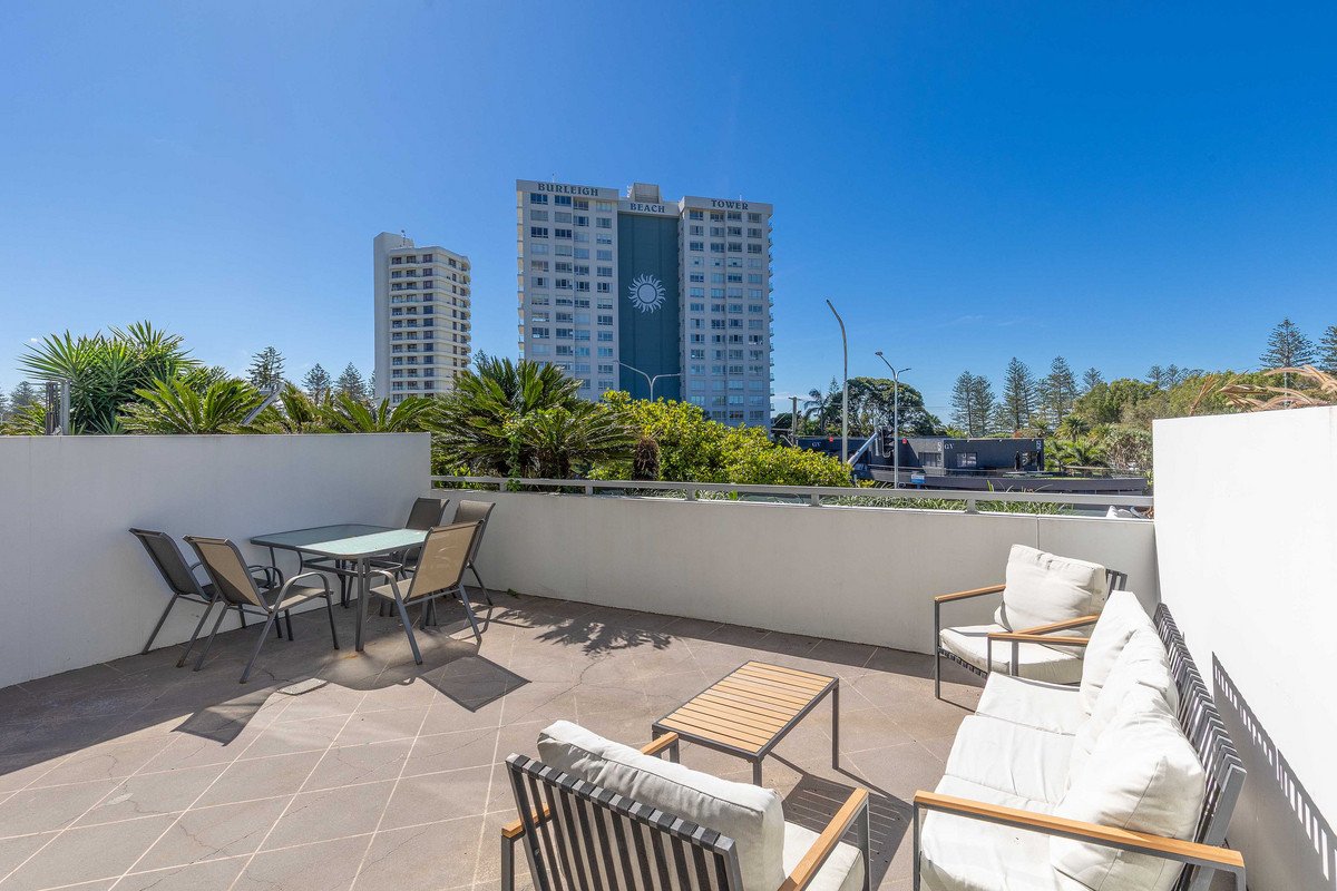 1028/1 Ocean Street Burleigh Heads 4