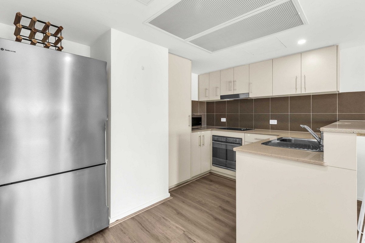 1028/1 Ocean Street Burleigh Heads 11