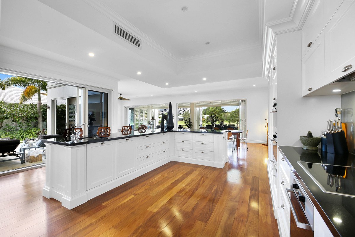 1036 Lakeview Terrace Benowa 9