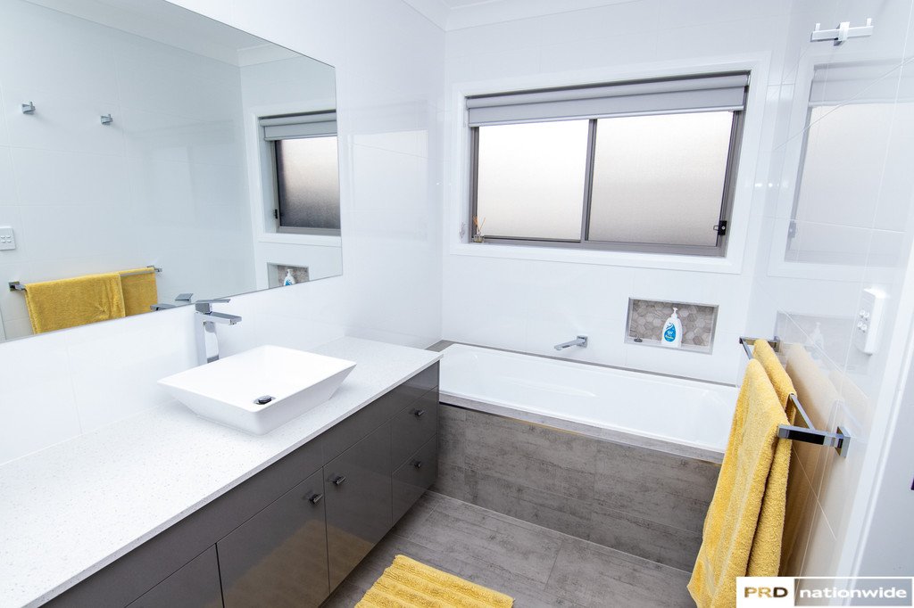 104 Verdelho Drive TAMWORTH 24
