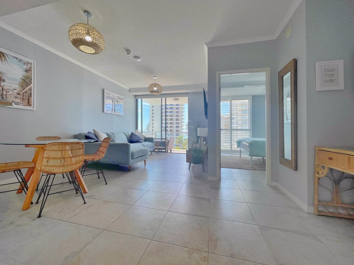 1041/1 Ocean Street Burleigh Heads 3
