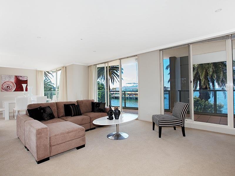 Gallery: 104/115 Beach Street