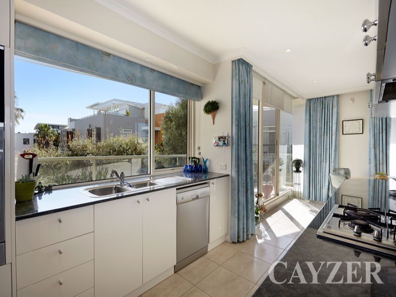 Gallery: 104/127 Beach Street