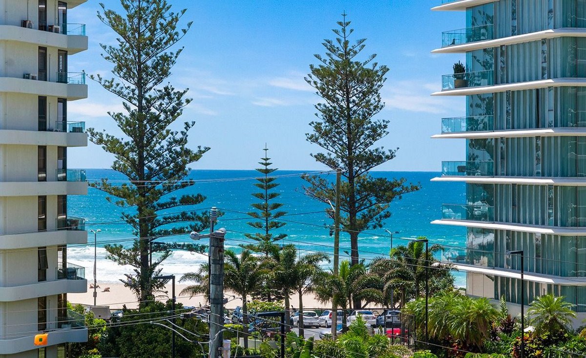 1044/1 Ocean Street Burleigh Heads 4