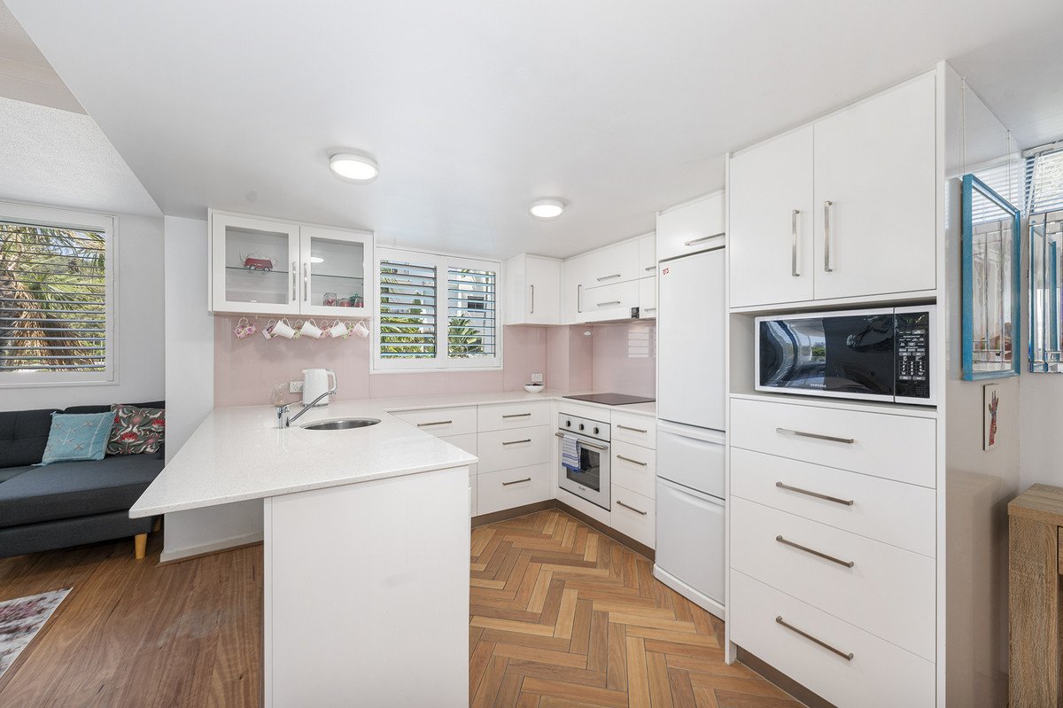 1044/1 Ocean Street Burleigh Heads 8