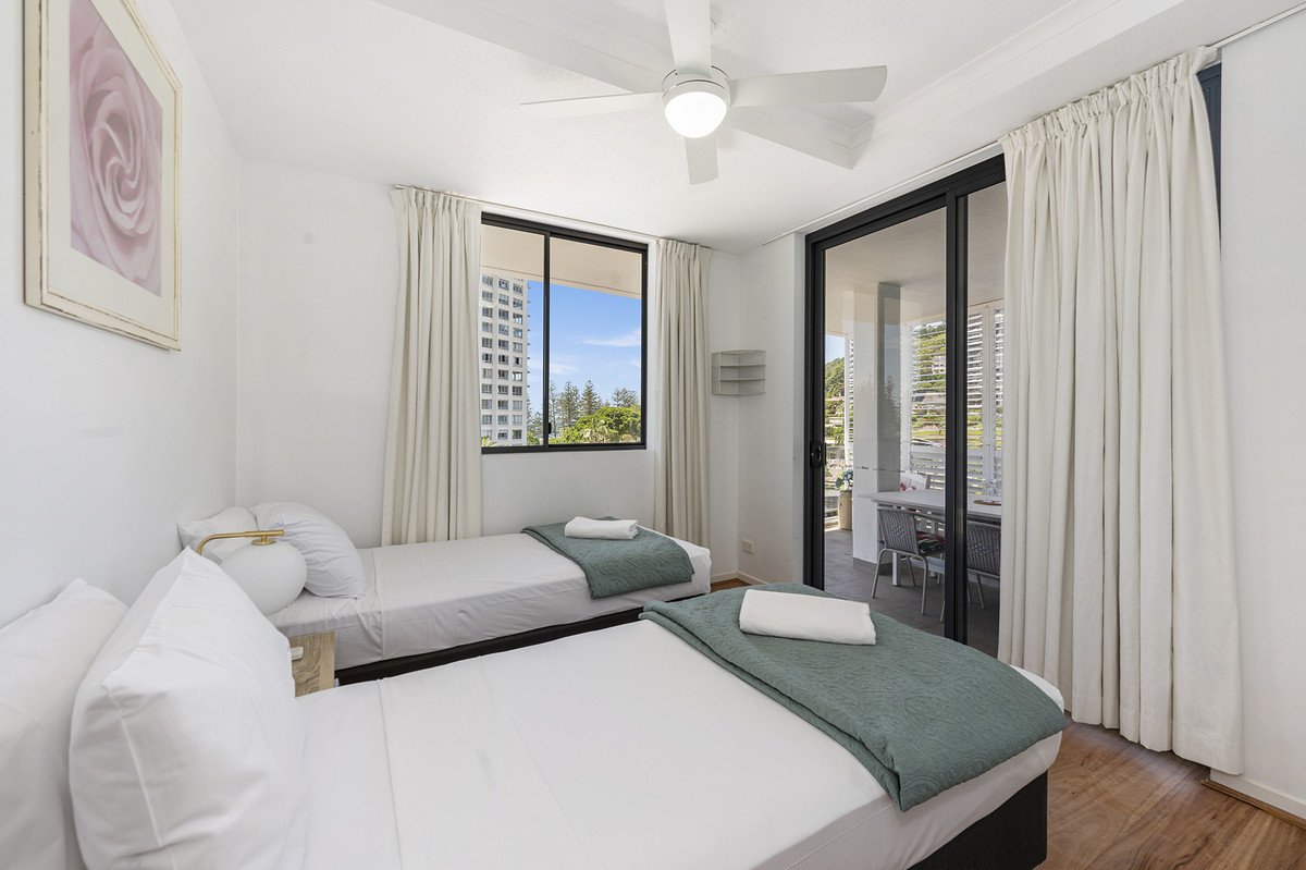 1044/1 Ocean Street Burleigh Heads 15