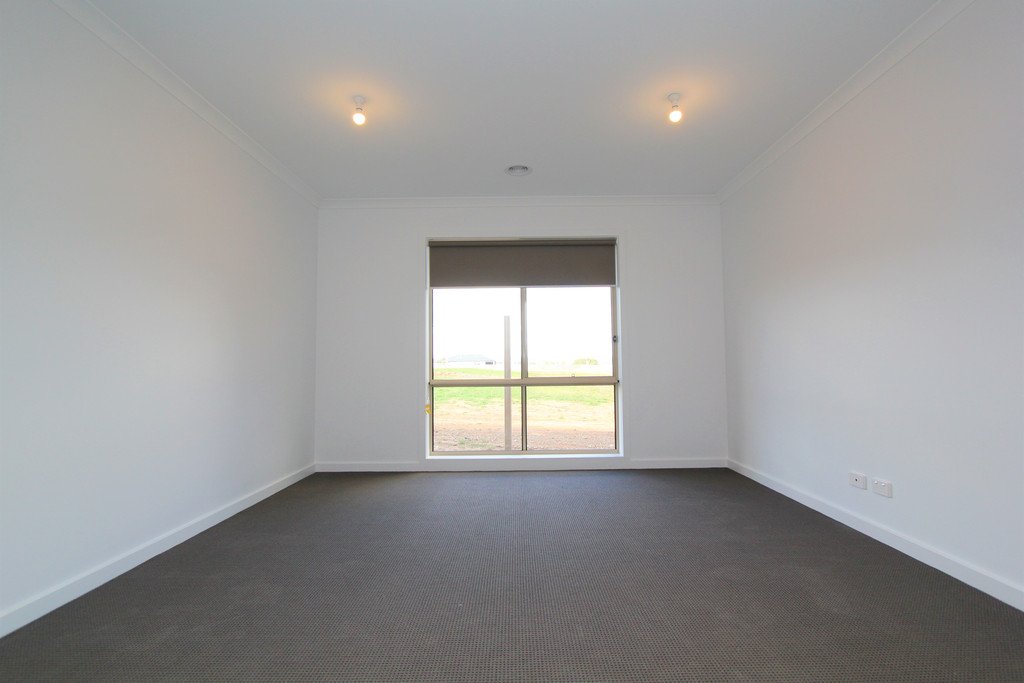 105 Ascot Gardens Drive DELACOMBE 6