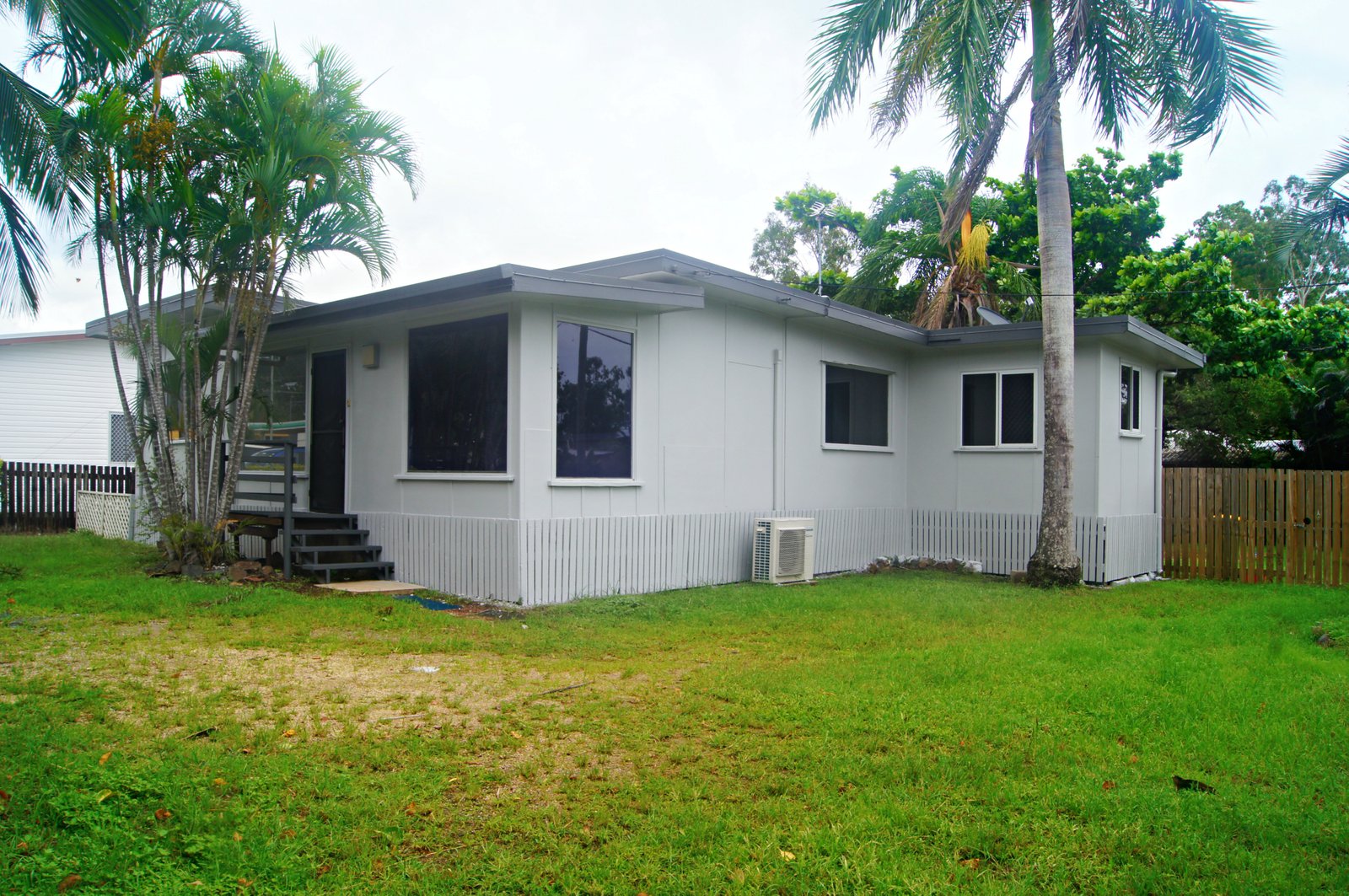 105 Shute Harbour Road CANNONVALE 1