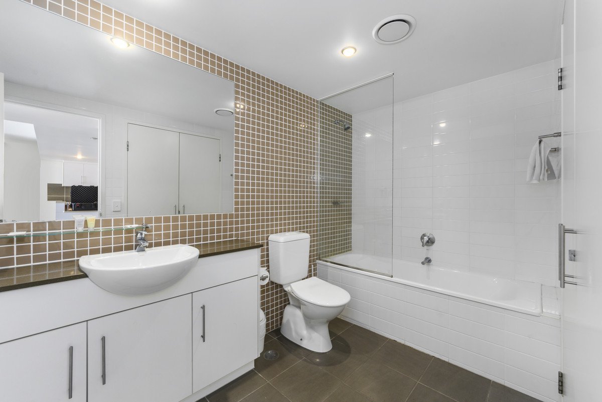 1050/1 Ocean Street BURLEIGH HEADS 12