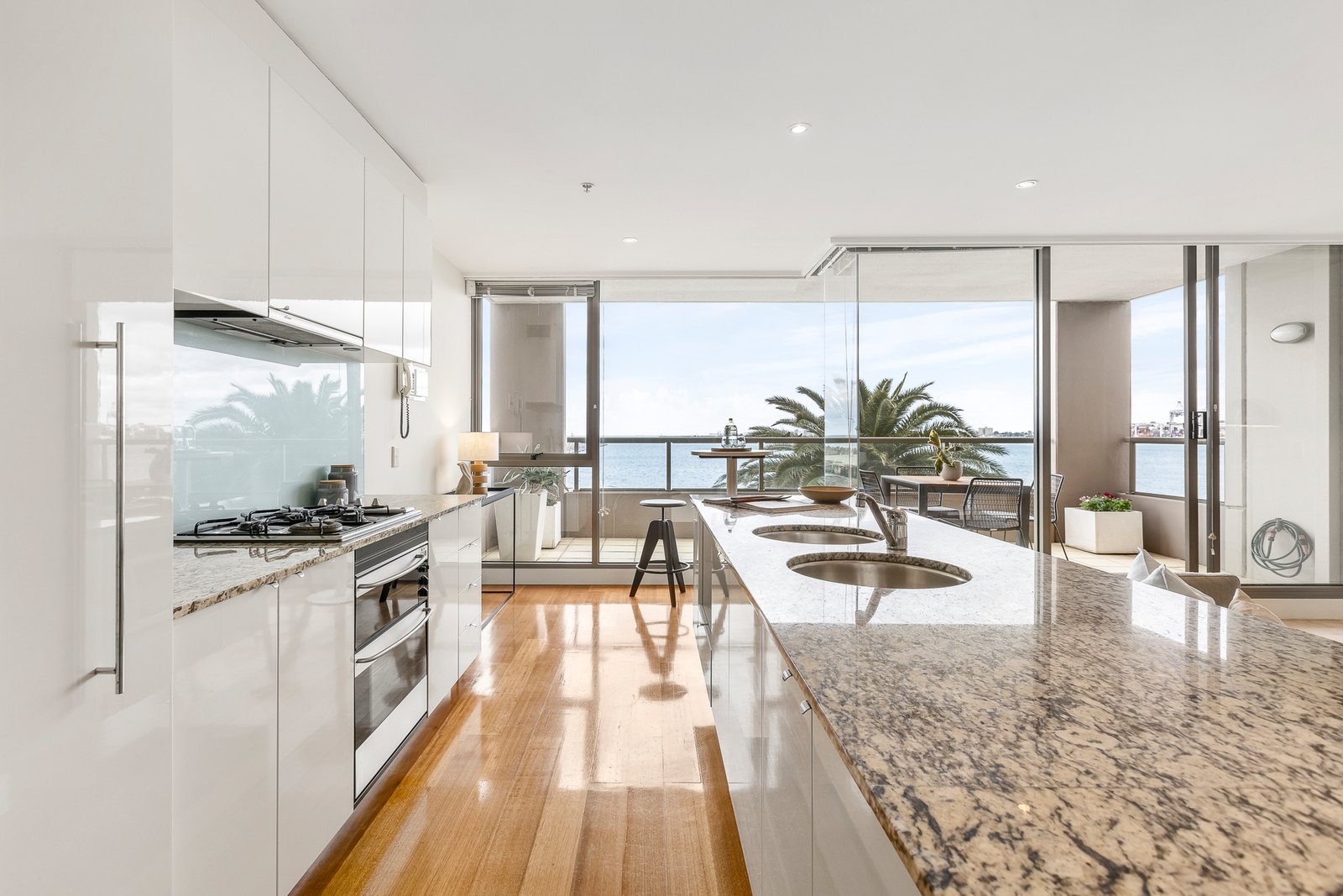 Gallery: 105/147 Beach Street