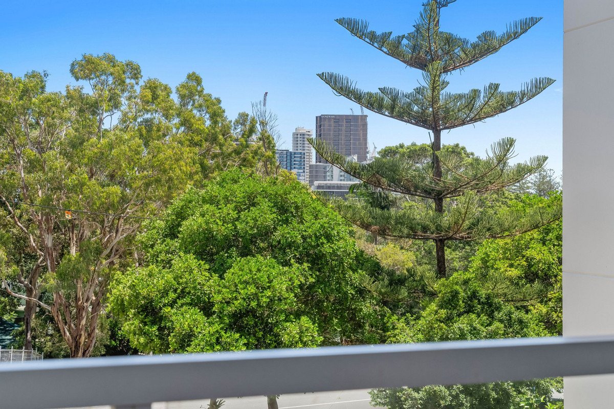 1064/1 Ocean Street BURLEIGH HEADS 3