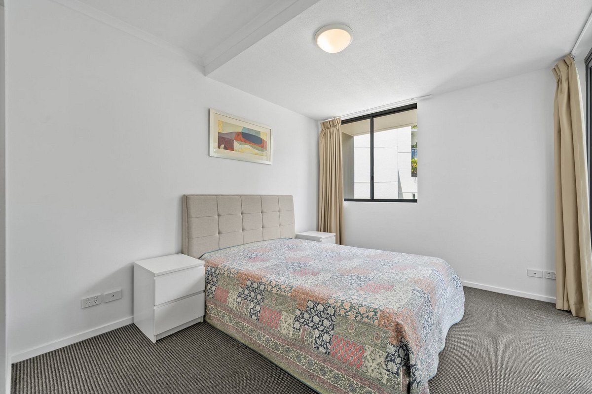 1064/1 Ocean Street BURLEIGH HEADS 9