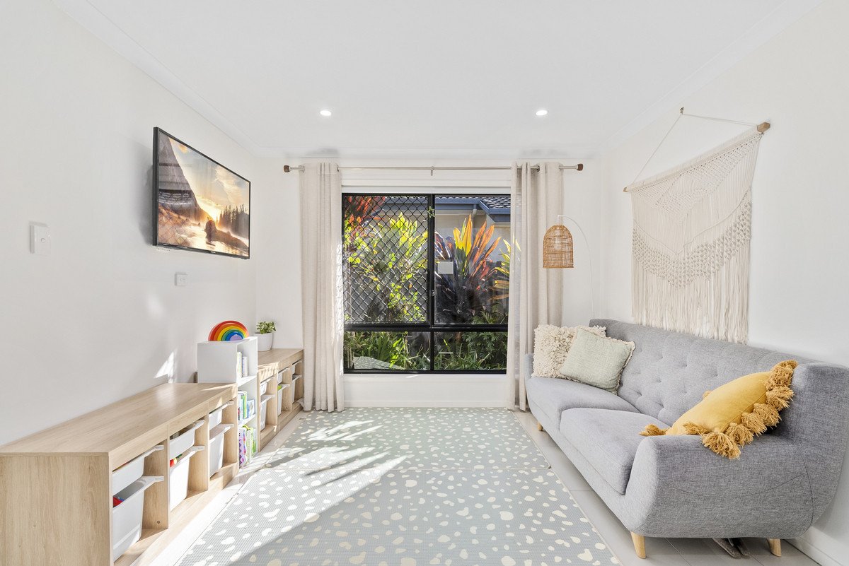 107 Yodelay Street VARSITY LAKES 8