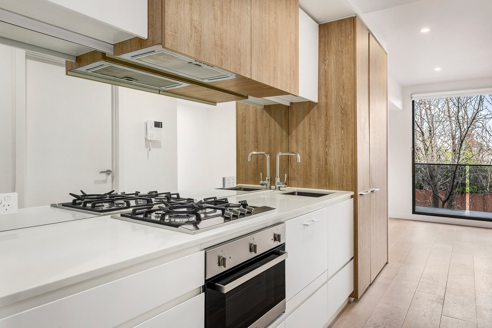 Gallery: 107/160 Hotham Street