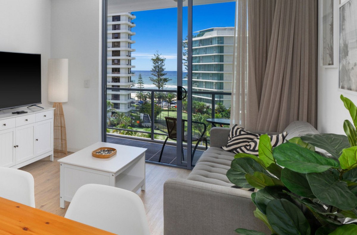 1072/1 Ocean Street Burleigh Heads 2