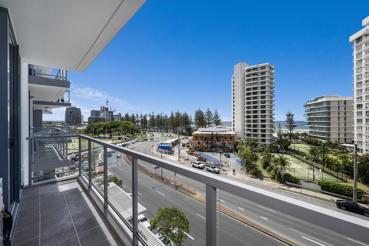 1072/1 Ocean Street Burleigh Heads 3