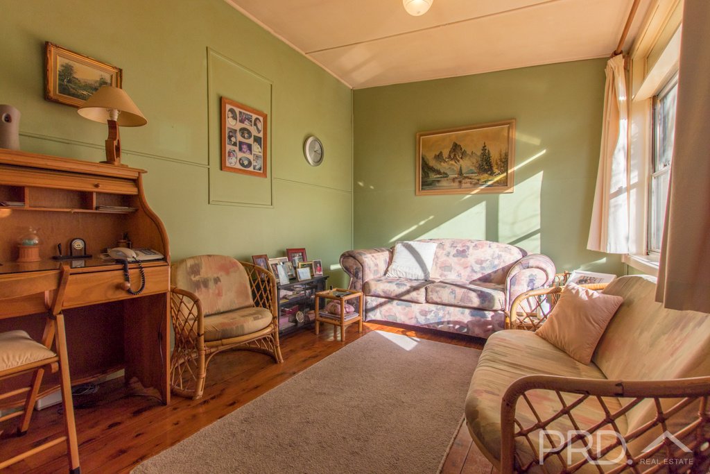 108 Lockhart Street ADELONG 10