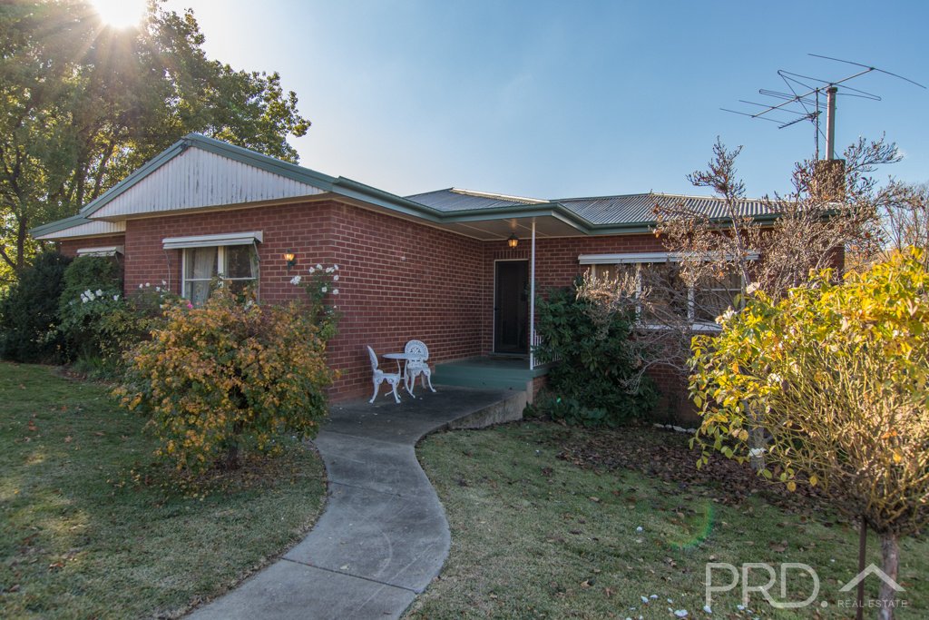 108 Lockhart Street ADELONG 17