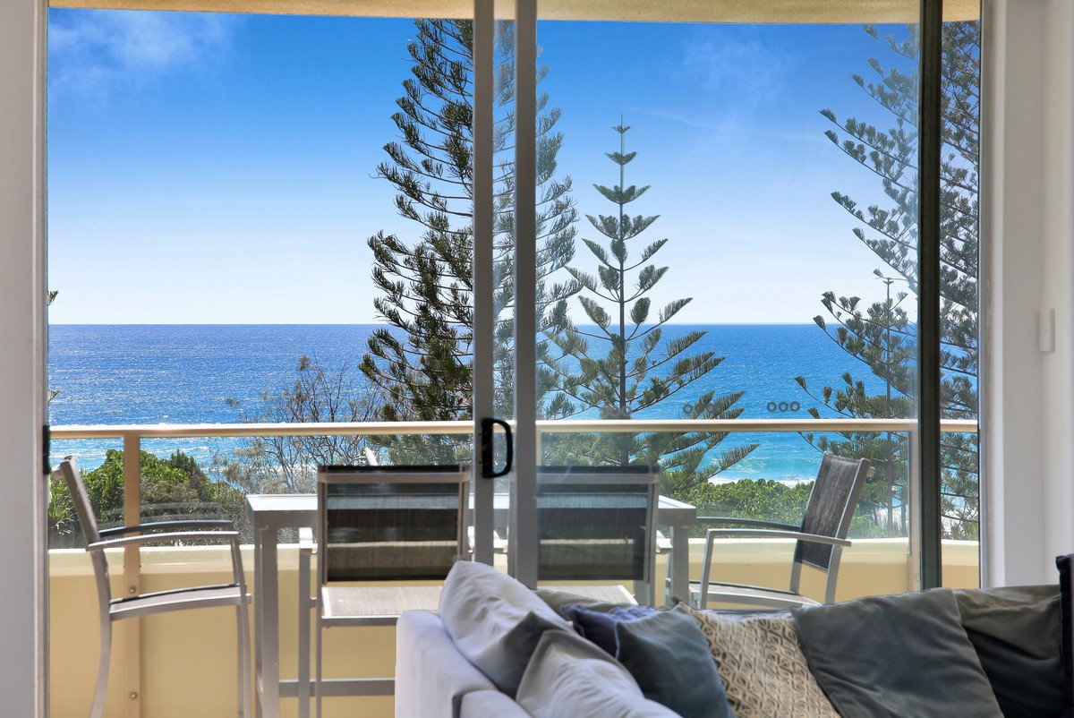 10/82 The Esplanade Burleigh Heads 3