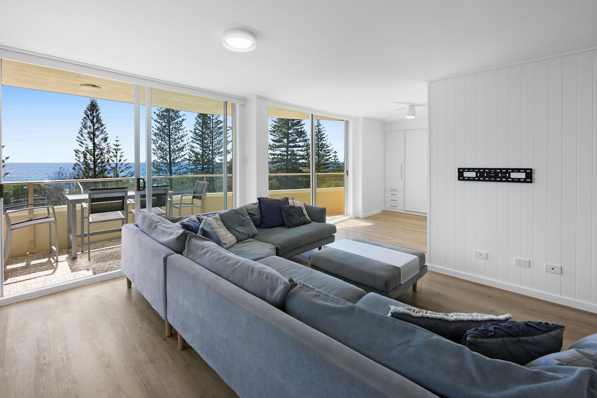 10/82 The Esplanade Burleigh Heads 12