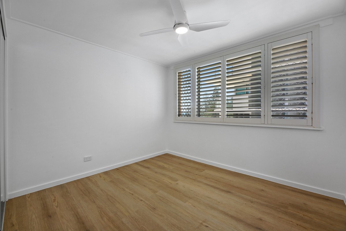 10/82 The Esplanade Burleigh Heads 17