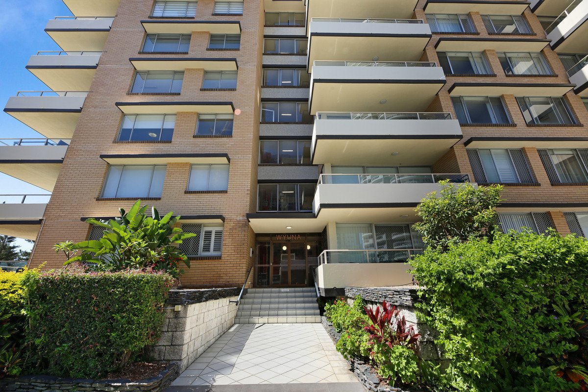 10/82 The Esplanade Burleigh Heads 21