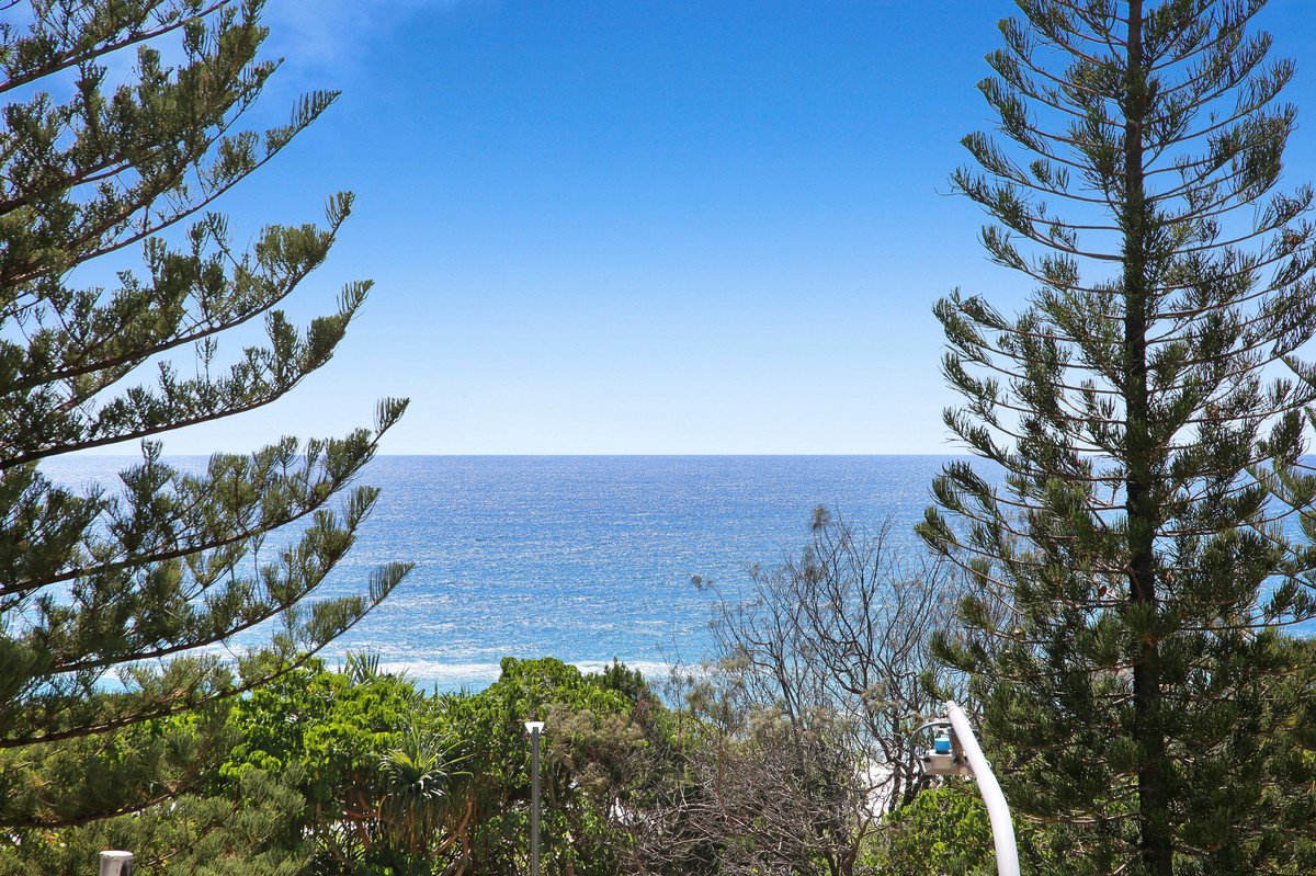 10/82 The Esplanade Burleigh Heads 24