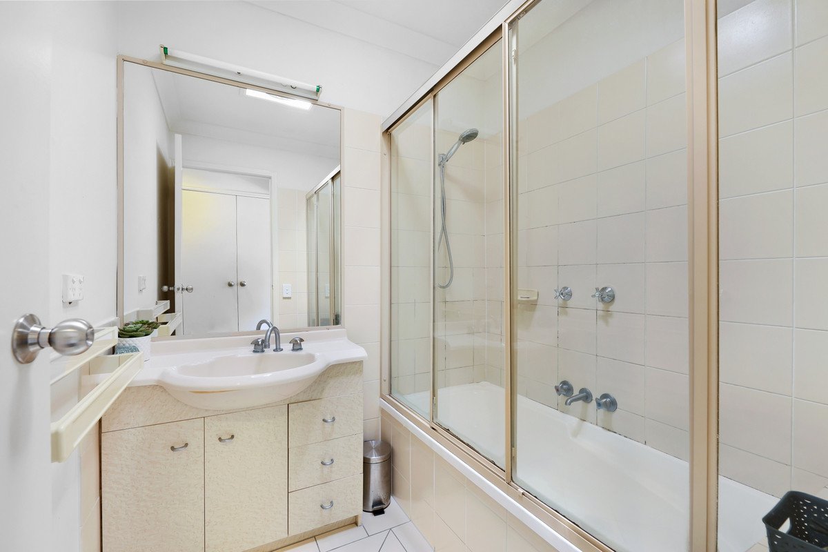 108/215 Cottesloe Drive Mermaid Waters 12
