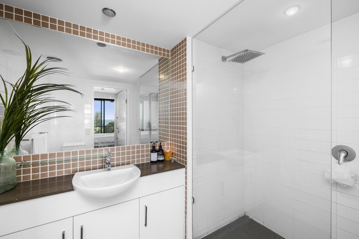 1086/1 Ocean Street Burleigh Heads 7