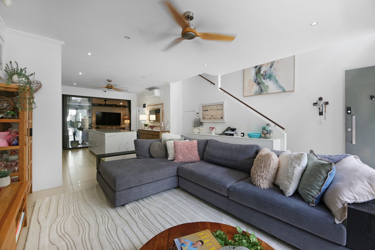 10/9 Moores Crescent Varsity Lakes 10