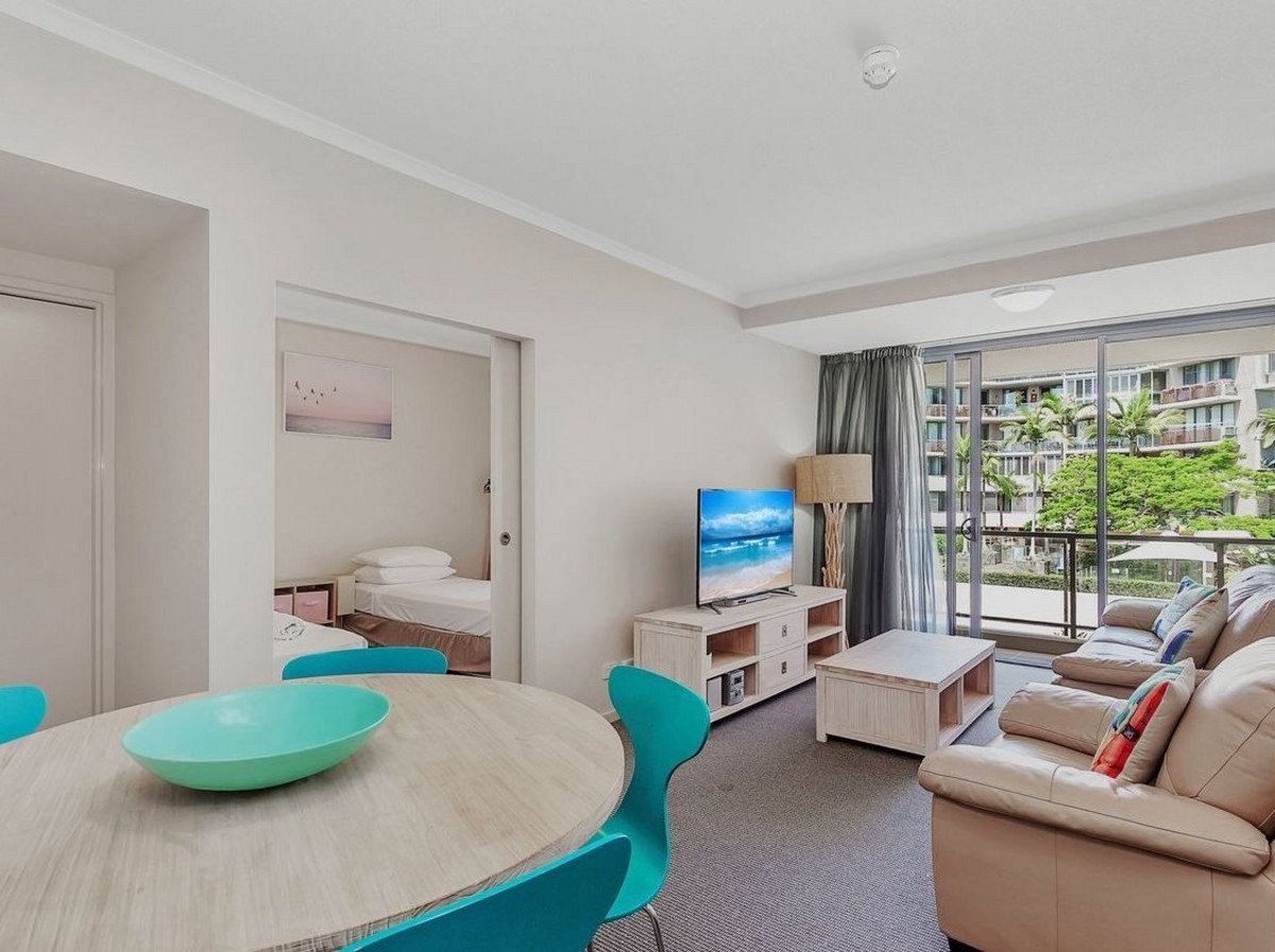 1090/1 Ocean Street Burleigh Heads 2