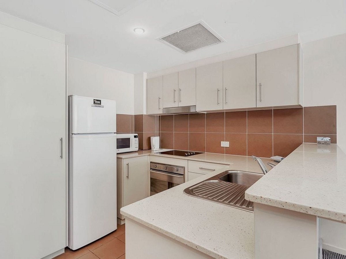 1090/1 Ocean Street Burleigh Heads 4