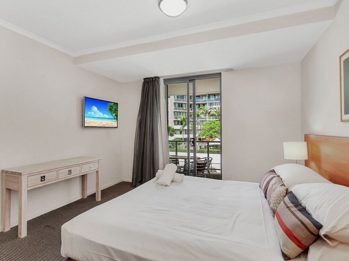 1090/1 Ocean Street Burleigh Heads 6