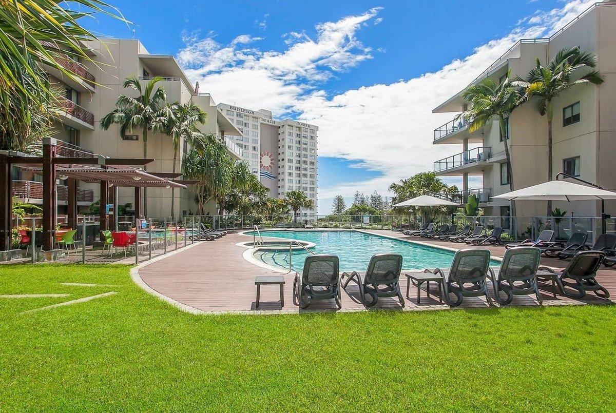 1090/1 Ocean Street Burleigh Heads 9
